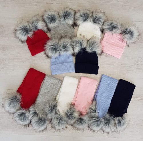 Coloured scarf with faux fur grey pompoms