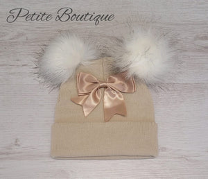 Beige double pompom/bow hat