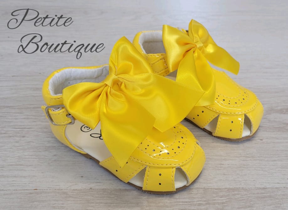 Yellow bow patent sandals