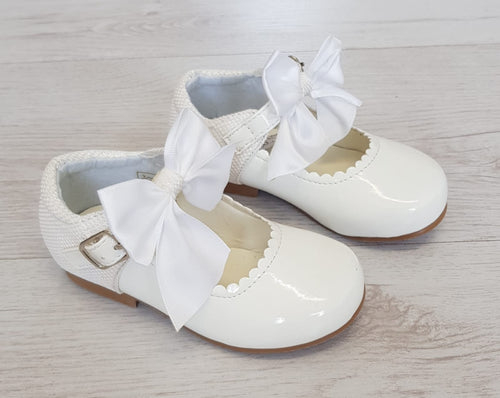 White patent glitter back/bow shoes