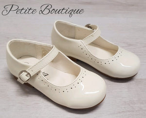 Cream patent shoes
