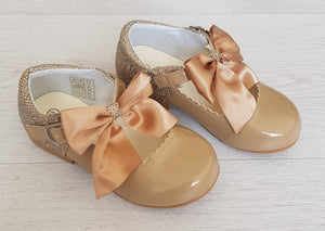 Camel patent glitter back/bow shoes