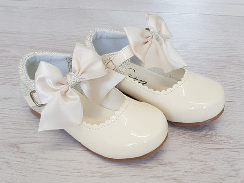 Cream patent bow glitter back shoes