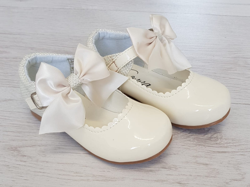 Cream patent bow glitter back shoes